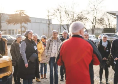 Die Mitarbeitenden von Klumpp + Müller bei einer Werksführung bei Balema
