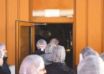 Die Mitarbeitenden von Klumpp + Müller bei einer Werksführung bei Balema