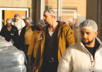 Die Mitarbeitenden von Klumpp + Müller bei einer Werksführung bei Balema