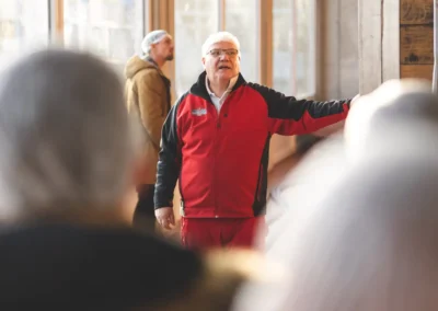 Die Mitarbeitenden von Klumpp + Müller bei einer Werksführung bei Balema
