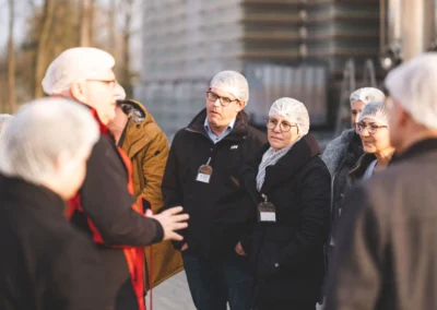 Die Mitarbeitenden von Klumpp + Müller bei einer Werksführung bei Balema