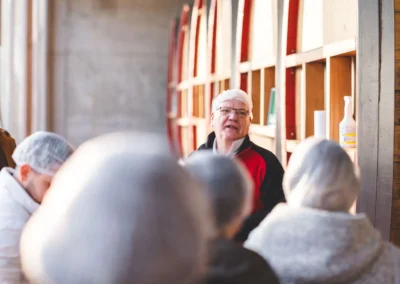 Die Mitarbeitenden von Klumpp + Müller bei einer Werksführung bei Balema