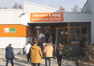 Die Mitarbeitenden von Klumpp + Müller bei einer Werksführung bei Balema