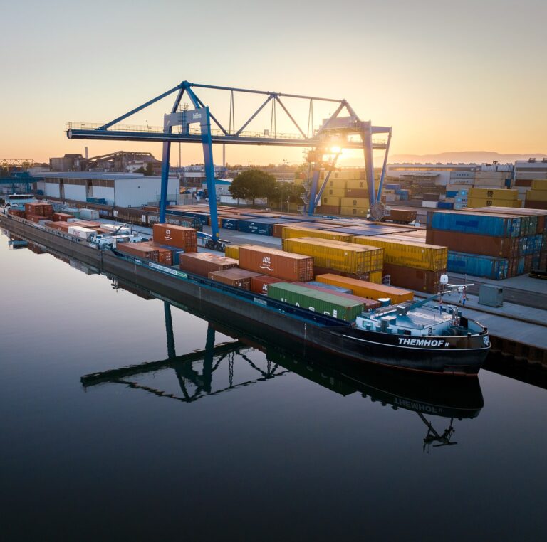 Die Themhof im Rheinhafen Kehl im Terminal von Klumpp + Müller