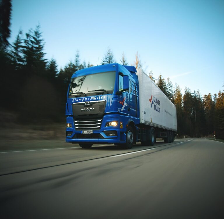 LKW der Spedition Klumpp + Müller im Schwarzwald